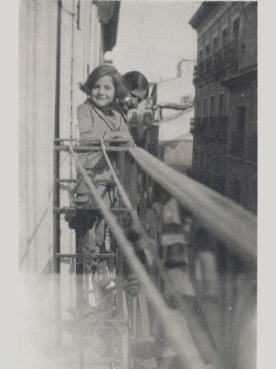 Gloria Fuertes | Poeta y escritora | Madrid 1917-1998 | De niña en un balcón