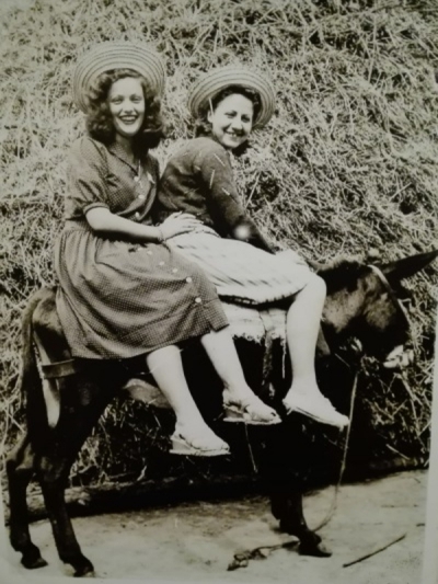 Gloria Fuertes y una amiga sobre un burro hacia 1940