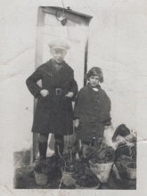 Gloria Fuertes y su hermano José en 1926