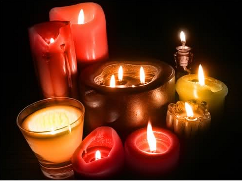 Velas encendidas de madrugada