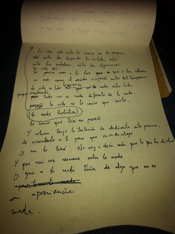 Manuscrito original del poema 'La vida está entre la arena de los parques...' de Pablo Cortina
