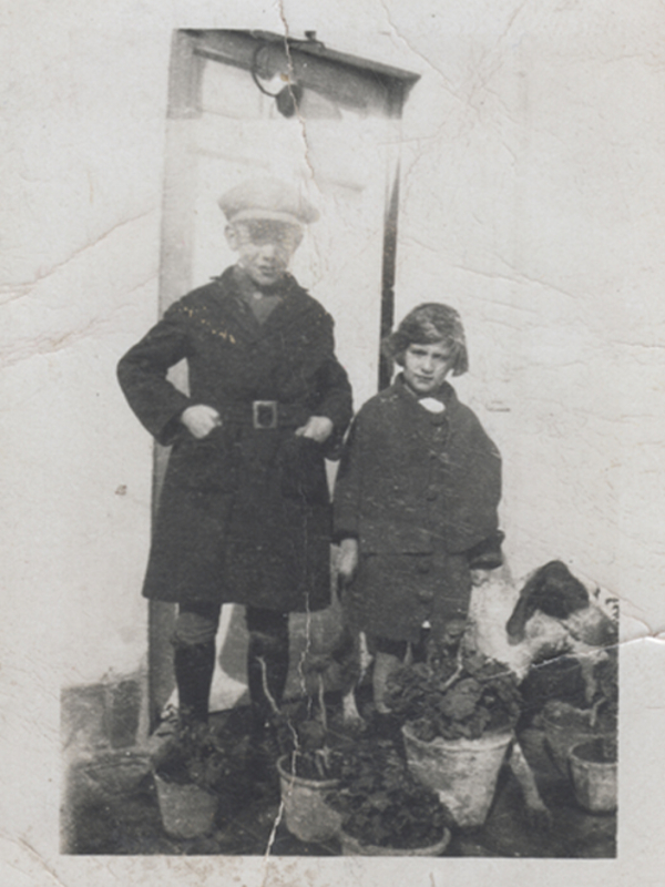 Gloria Fuertes | Madrid, 1917-1998 | Centenario Gloria Fuertes | Gloria Fuertes con su hermano José | 1928