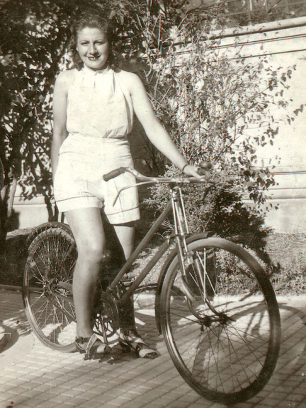 Gloria Fuertes | Madrid 1917-1998 | Centenario Gloria Fuertes | Gloria Fuertes en bicicleta (1941)