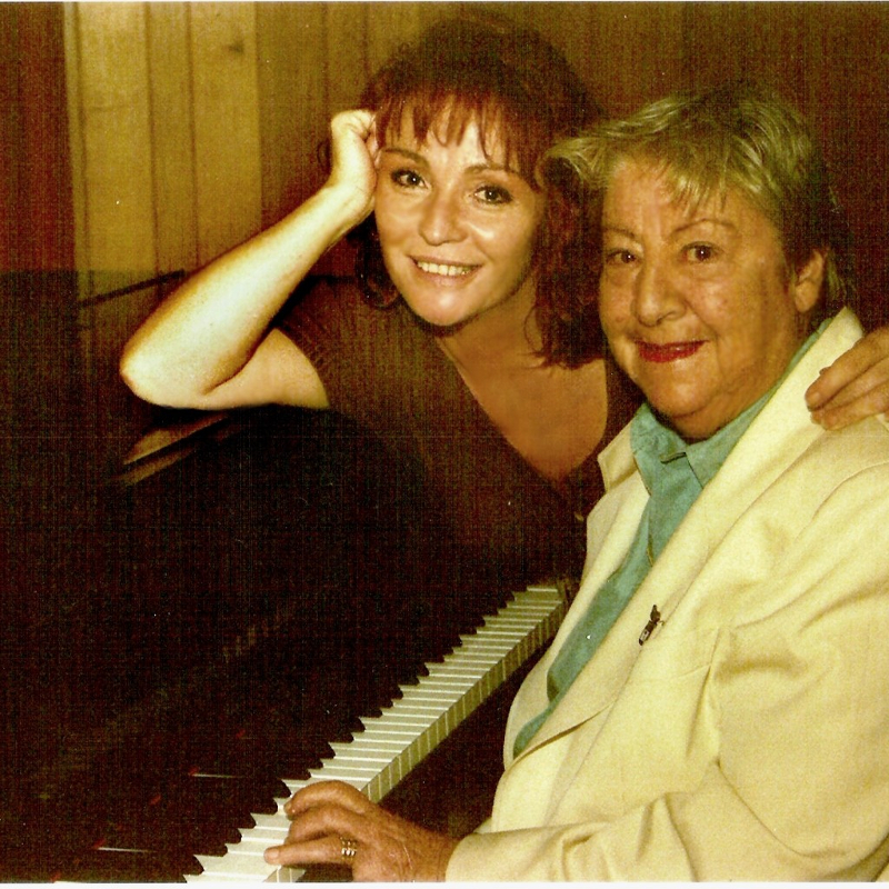 Gloria Fuertes | Poet y escritora | Madrid, 1917-1998 | Al piano con Mari Pepa de Chamberí | Años 80