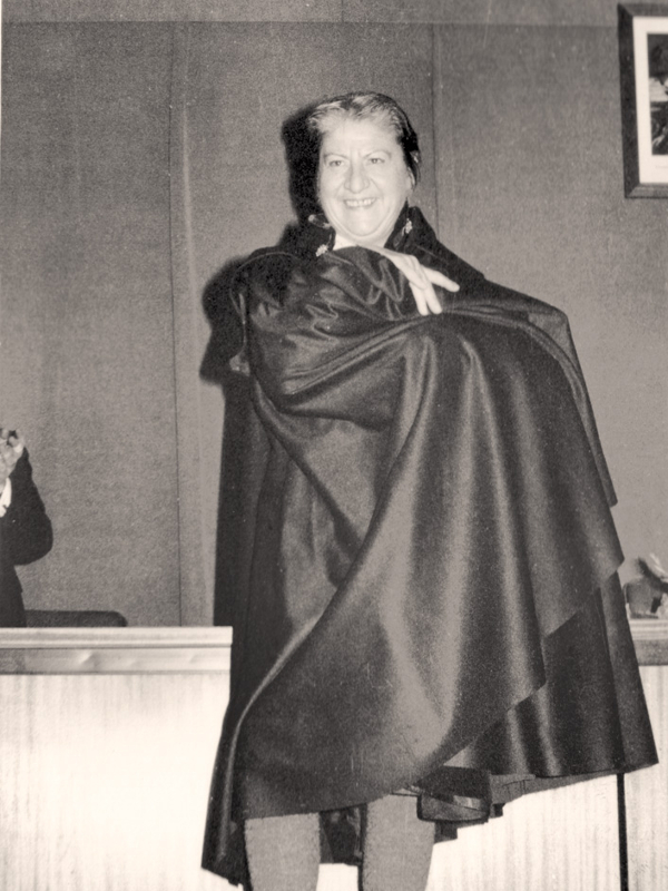 Gloria Fuertes | Poeta y escritora | Madrid 1917-1998 | Con capa en los años 70